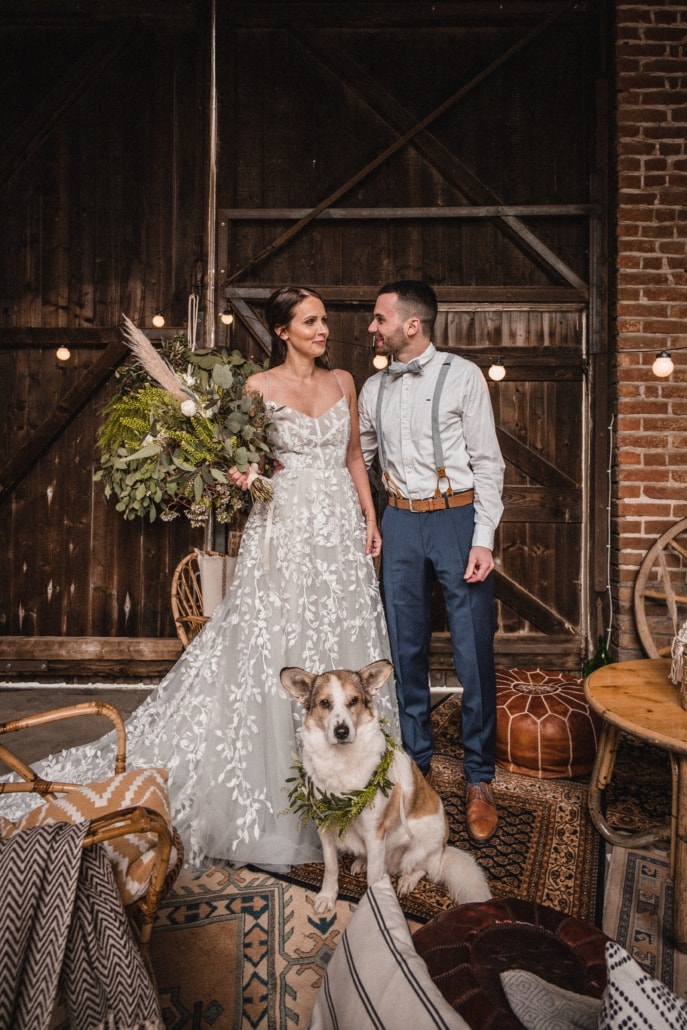 Ein Brautpaar mit Hund.