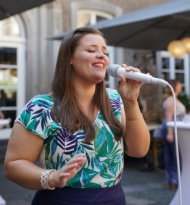 Lisa Belle Geneaux singt auf einer Hochzeit.