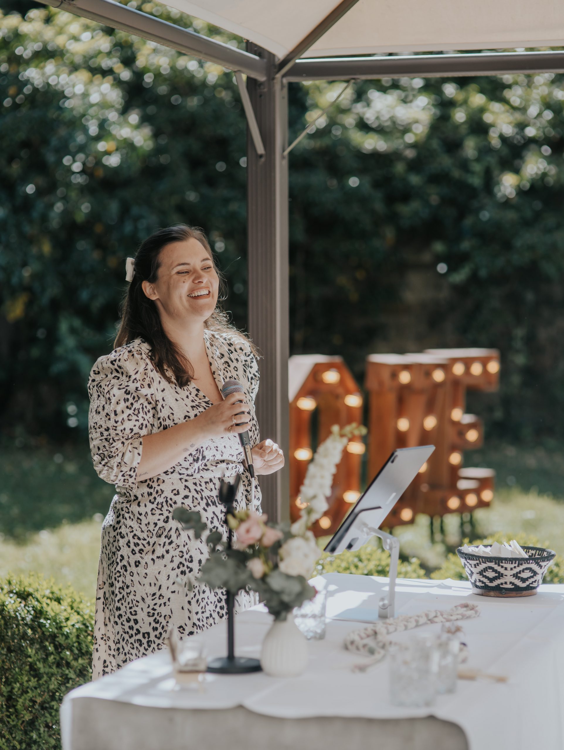 Traurednerin Lisa Belle Kerpen Hochzeitsrednerin Lisa Belle bereitet eine humorvolle emotionale Trauung